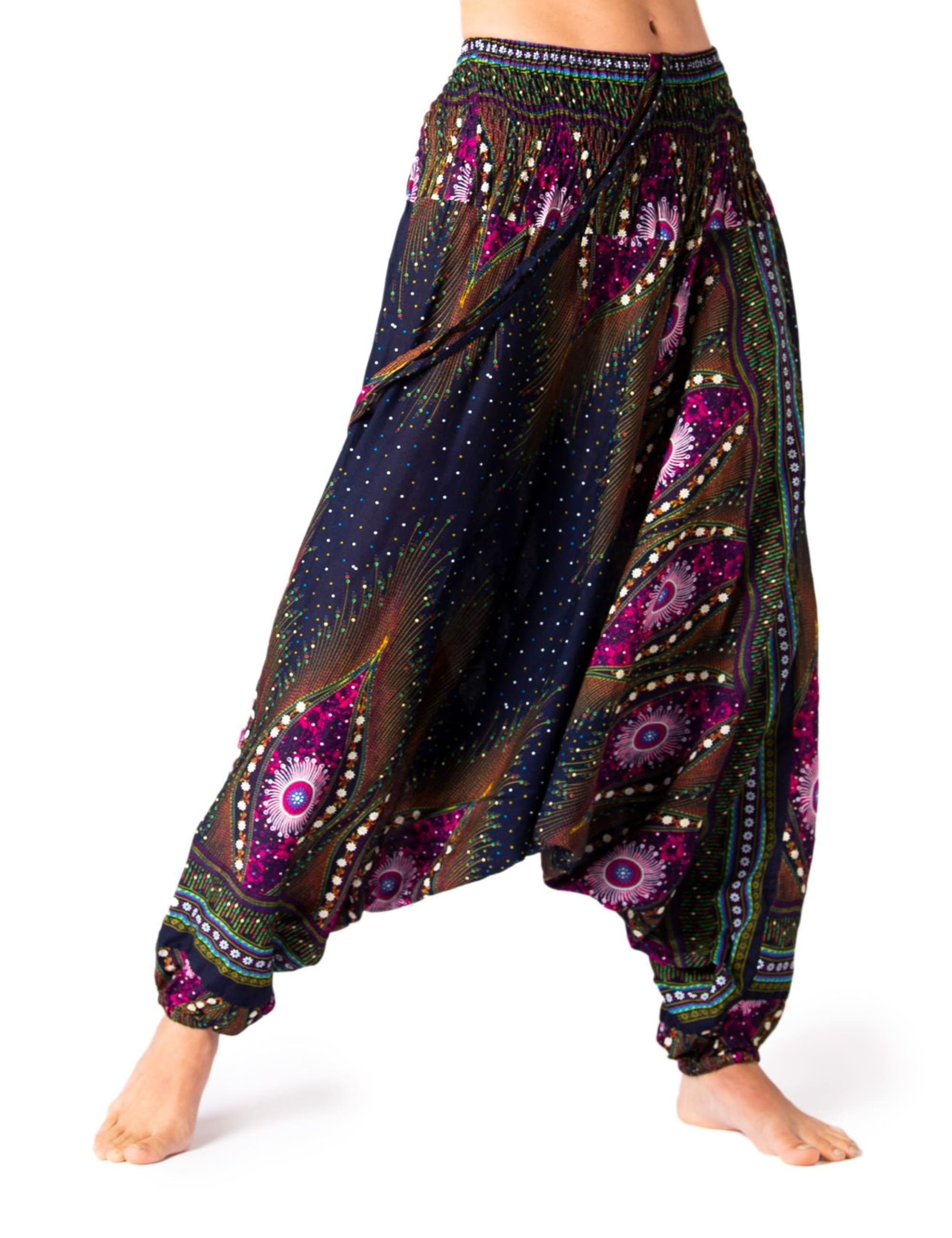 Model trägt die PANASIAM Aladinhose Peacock mit buntem Pfauenmuster im Boho-Stil, locker geschnitten für Yoga, Tanz und Freizeit