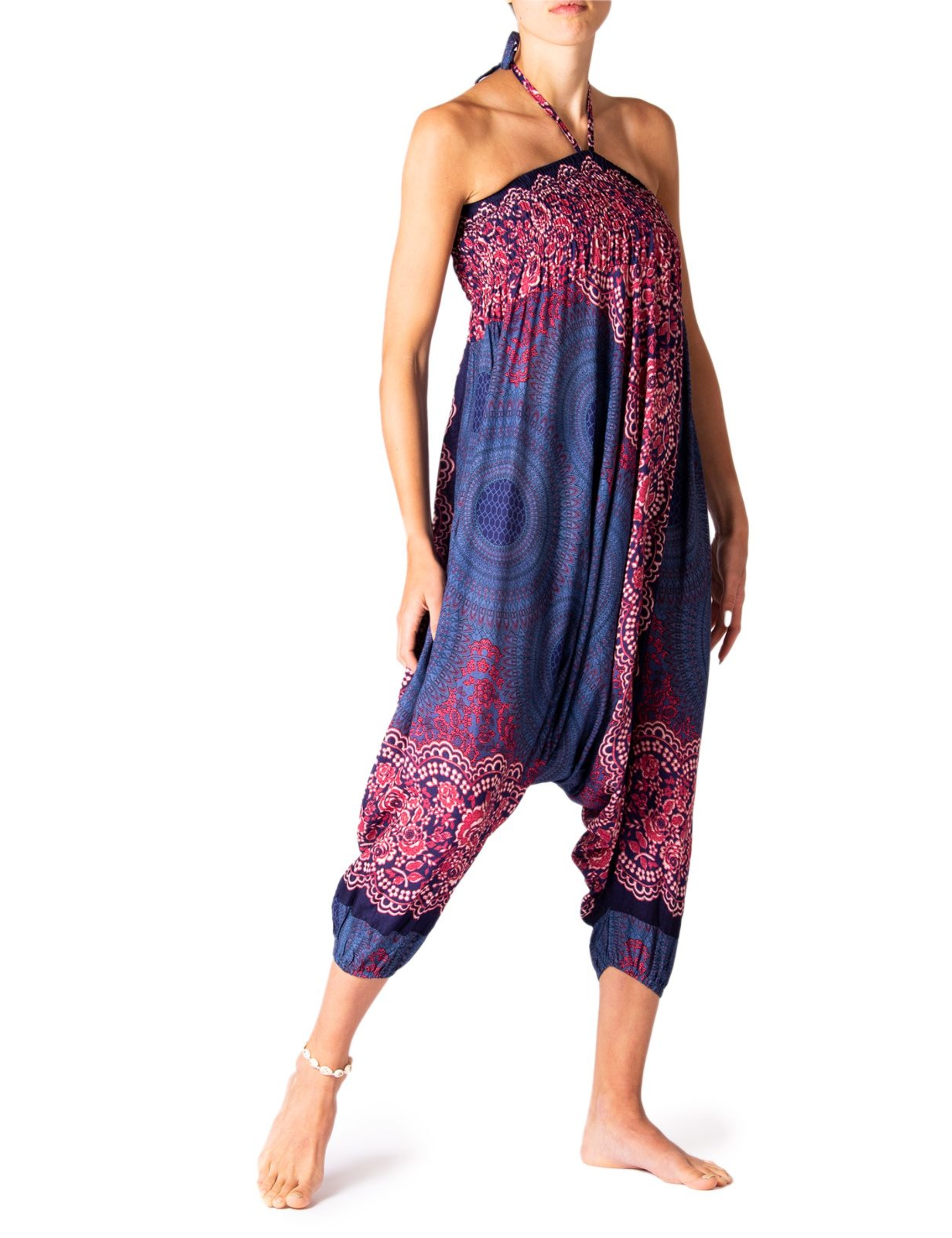 Model trägt die PANASIAM Aladinhose Peacock, eine luftige Damen-Haremshose im Bohemian-Stil mit blau-pinkem Muster, ideal für Yoga, Tanz, Alltag und Meditation.