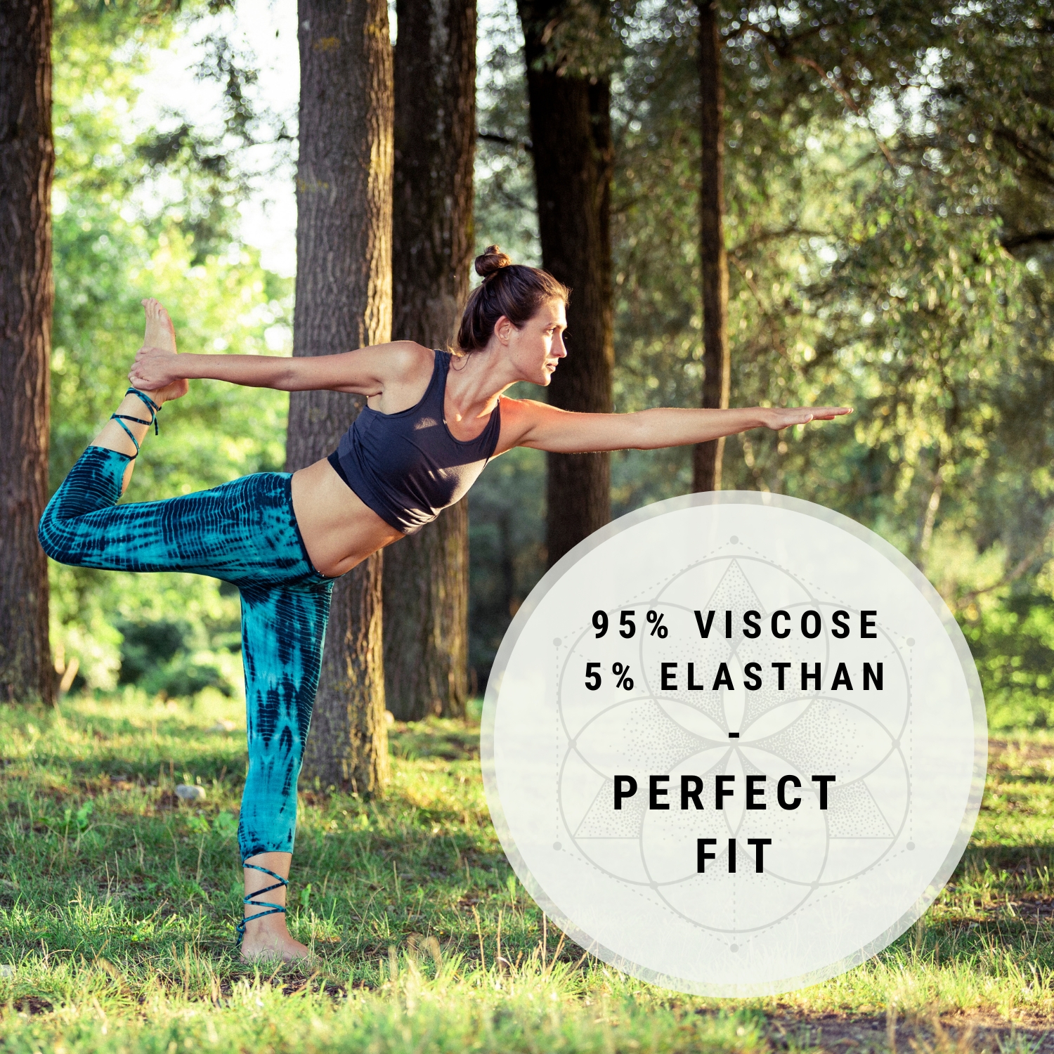 Model trägt PANASIAM Batik Leggings Lace-Up 3/4 in Blau beim Yoga im Wald; atmungsaktive 3/4-Leggings mit Batikmuster, Schnürung und Perfect Fit aus 95 % Viskose und 5 % Elasthan.