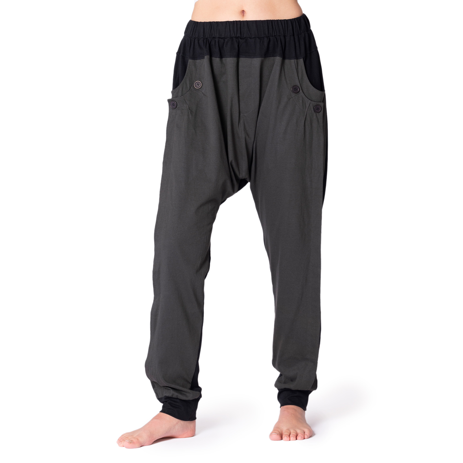 Baggy Hose Chill Fit in grau schwarz von vorne, Model Frau