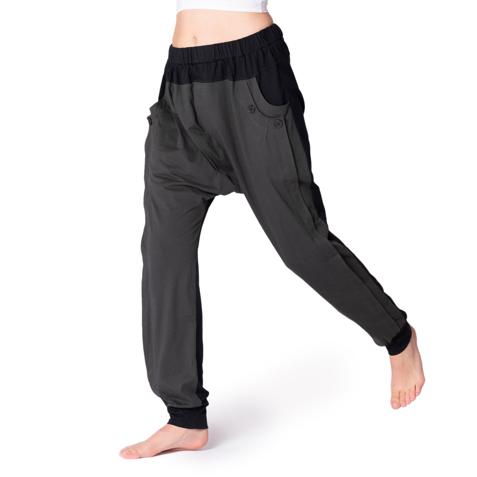 Baggy Hose Chill Fit in grau schwarz Bein gehoben, Model Frau