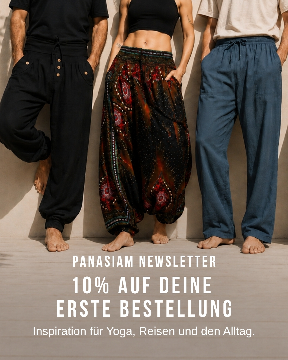 Drei Models tragen PANASIAM Haremshosen und lockere Freizeithosen; Werbebild zum Newsletter mit 10 % Rabatt auf die erste Bestellung für Yoga, Reisen und Alltag.